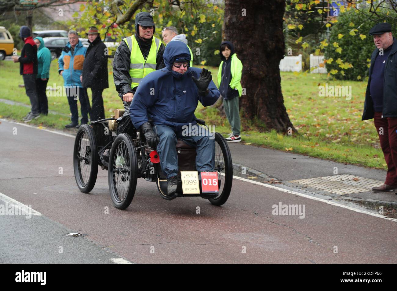 Staplefield, Großbritannien. 06.. November 2021. Während des historischen Veteran Car Run von London nach Brighton kämpfen die Teilnehmer in ihren Oldtimern gegen das Wetter. Der Lauf hat bei Sonnenaufgang vom Hyde Park in London aus gestartet und macht seine Reise nach Brighton an der Küste von Sussex. Quelle: Uwe Deffner/Alamy Live News Stockfoto