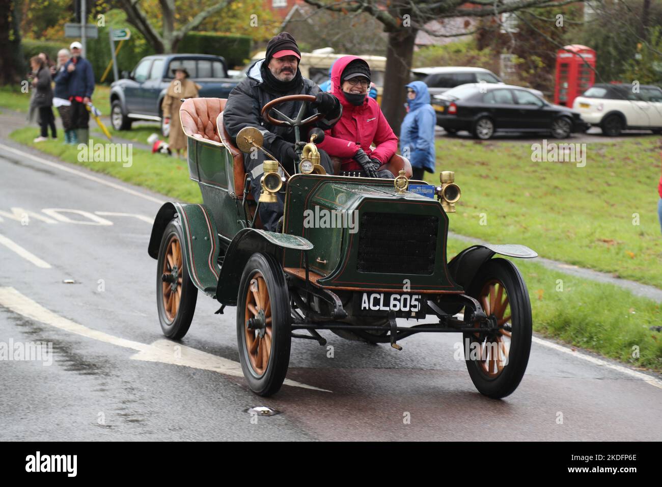 Staplefield, Großbritannien. 06.. November 2021. Während des historischen Veteran Car Run von London nach Brighton kämpfen die Teilnehmer in ihren Oldtimern gegen das Wetter. Der Lauf hat bei Sonnenaufgang vom Hyde Park in London aus gestartet und macht seine Reise nach Brighton an der Küste von Sussex. Quelle: Uwe Deffner/Alamy Live News Stockfoto