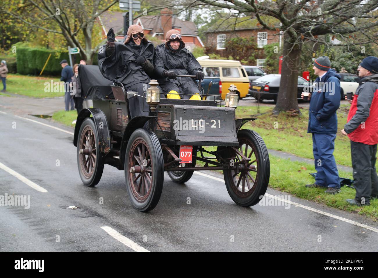 Staplefield, Großbritannien. 06.. November 2021. Während des historischen Veteran Car Run von London nach Brighton kämpfen die Teilnehmer in ihren Oldtimern gegen das Wetter. Der Lauf hat bei Sonnenaufgang vom Hyde Park in London aus gestartet und macht seine Reise nach Brighton an der Küste von Sussex. Quelle: Uwe Deffner/Alamy Live News Stockfoto