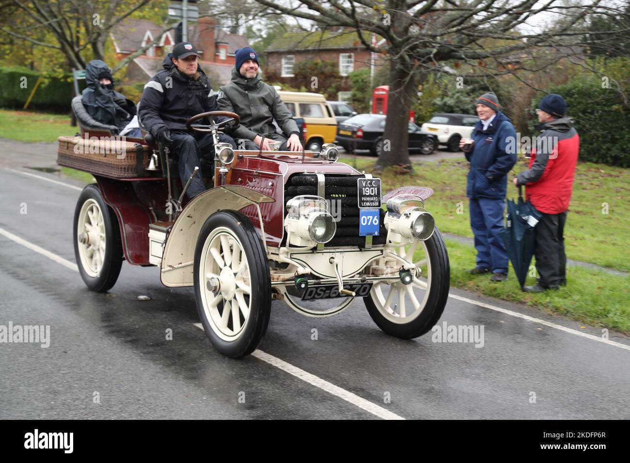 Staplefield, Großbritannien. 06.. November 2021. Während des historischen Veteran Car Run von London nach Brighton kämpfen die Teilnehmer in ihren Oldtimern gegen das Wetter. Der Lauf hat bei Sonnenaufgang vom Hyde Park in London aus gestartet und macht seine Reise nach Brighton an der Küste von Sussex. Quelle: Uwe Deffner/Alamy Live News Stockfoto