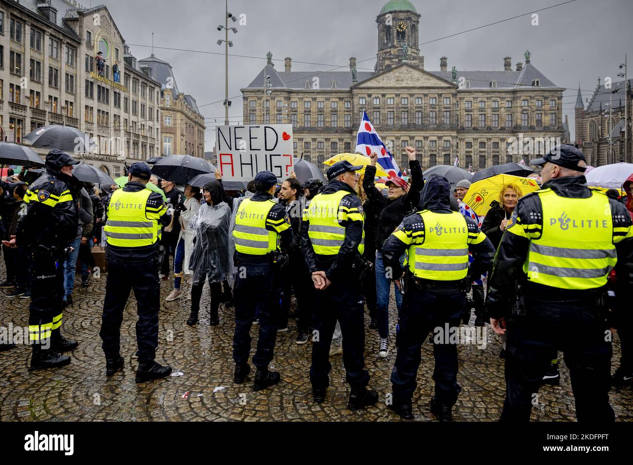 2022-11-06 13:19:38 AMSTERDAM - Aktivisten während einer Demonstration auf dem Dam-Platz gegen Regierungspolitik. Die ursprüngliche Demonstration wurde vom Organisator Samen voor Nederland abgesagt, weil Sprecher David Icke die Einreise in die Niederlande verweigert wurde. ANP ROBIN VAN LONKHUIJSEN niederlande Out - belgien Out Stockfoto