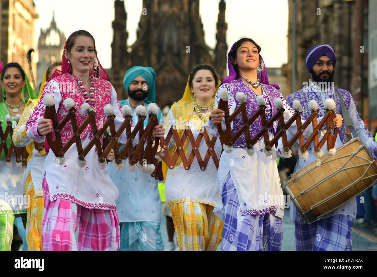 Edinburgh Schottland, Großbritannien 06. November 2022. Edinburgh Diwali findet statt, beginnend am St Andrew Square und geht durch die New Town zu den Princes Street Gardens mit einer Parade und Aufführungen von einem eklektischen Programm aus Tanz, Drama und Musik. Credit sst/alamy live News Stockfoto