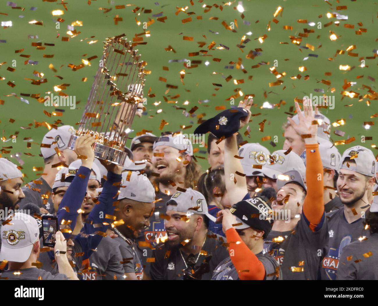 Houston, Usa. 05.. November 2022. Houston Astros Spieler feiern mit der World Series Championship Trophy auf dem Feld, nachdem sie die Philadelphia Phillies 4-1 im sechsten Spiel der World Series 2022 im Minute Maid Park in Houston am Samstag, den 5. November 2022 besiegt haben. Die Astros besiegten die Phillies in sechs Spielen, um die World Series 2022 zu gewinnen. Foto von John Angelillo/UPI. Kredit: UPI/Alamy Live Nachrichten Stockfoto