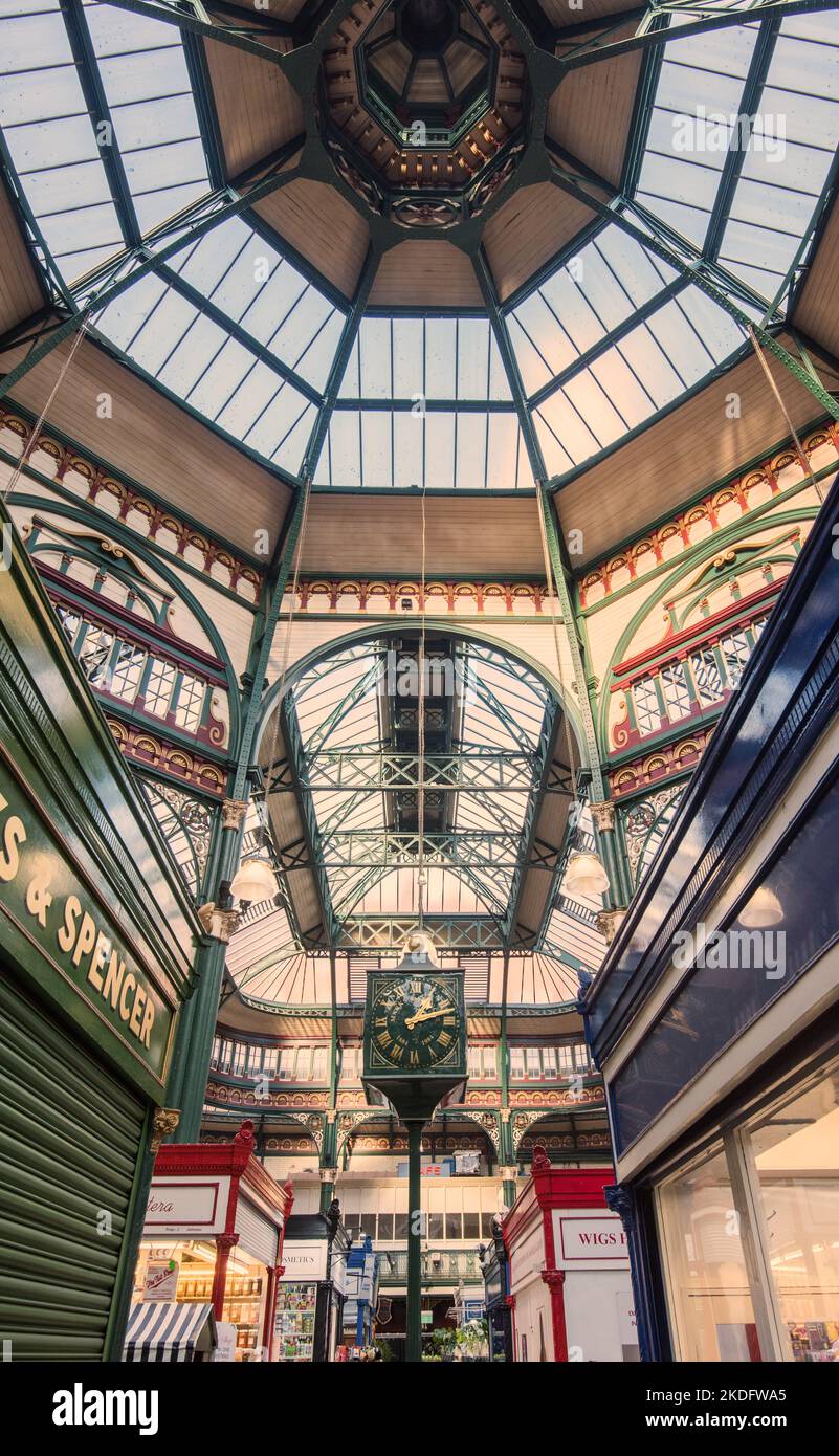 Leeds Kirkgate Market, Vicar Lane, Leeds LS2 7 wurde lange Zeit als der größte Hallenmarkt in Europa gefeiert, denkmalgeschütztes Gebäude der Klasse I, 800 Stände, irst Stockfoto