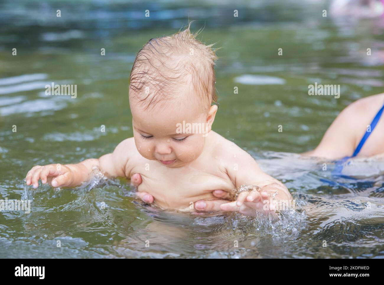 Baby swim Fotos und Bildmaterial in hoher Auflösung Alamy