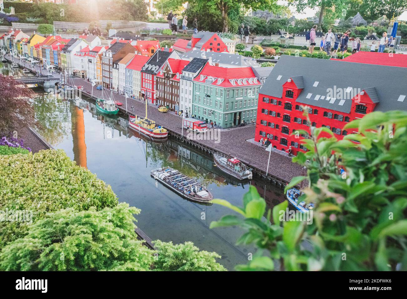 Billund, Dänemark, juli 2018: People Walk in Legoland in Miniaturstadt Stockfoto
