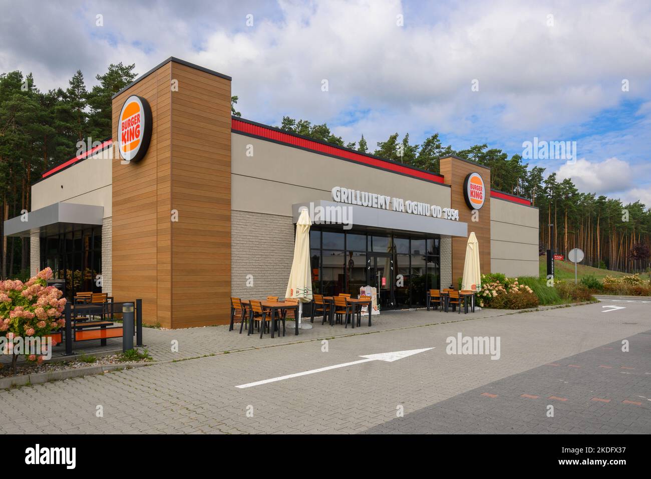 Otloczyn, Polen 11. September 2022 Burger King Restaurant außen in der Nähe der Autobahn in
