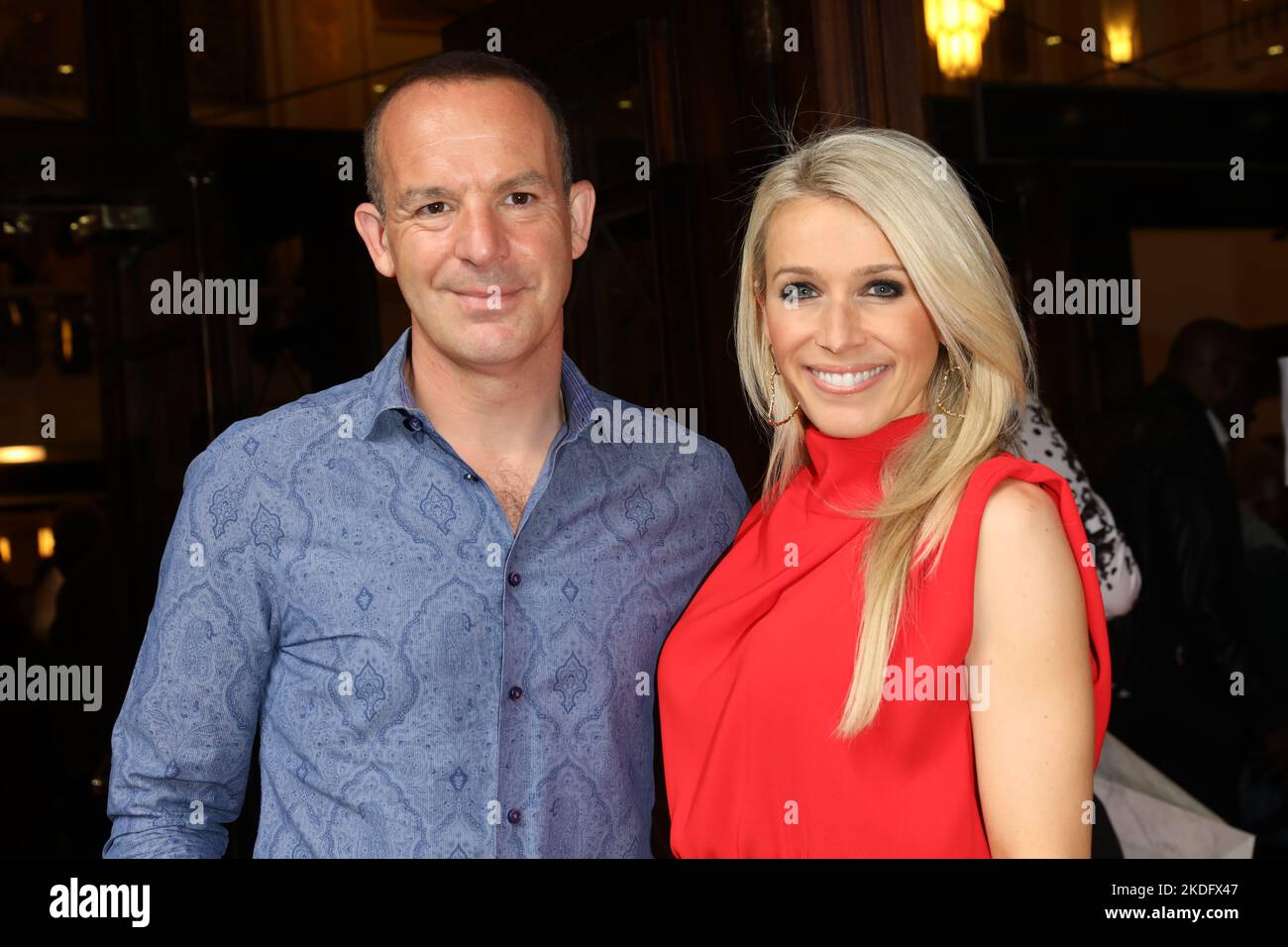 Martin Lewis und Lara Lewington nehmen an der Grease Press Night im Dominion Theatre in London, Großbritannien, Teil. Stockfoto