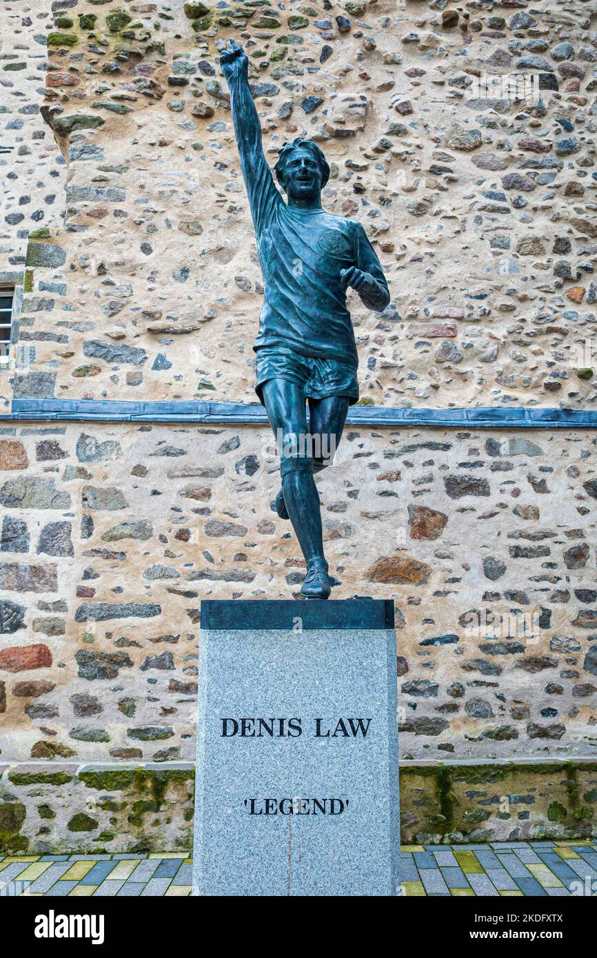 Denis Law Statue Aberdeen in der Nähe von Provost Skene's House. Enthüllt 2021 Bildhauer Alan Herriot. Stockfoto