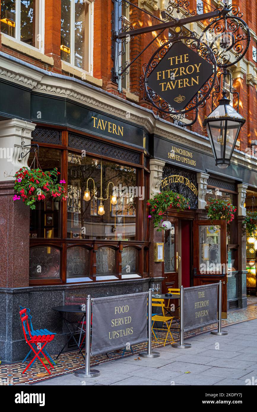 The Fitzroy Tavern Fitzrovia London in der 16 Charlotte St. berühmt als Treffpunkt für viele der Londoner Künstler, Intellektuellen und Bohemians aus der Mitte des C20.. Jahrhunderts. Stockfoto
