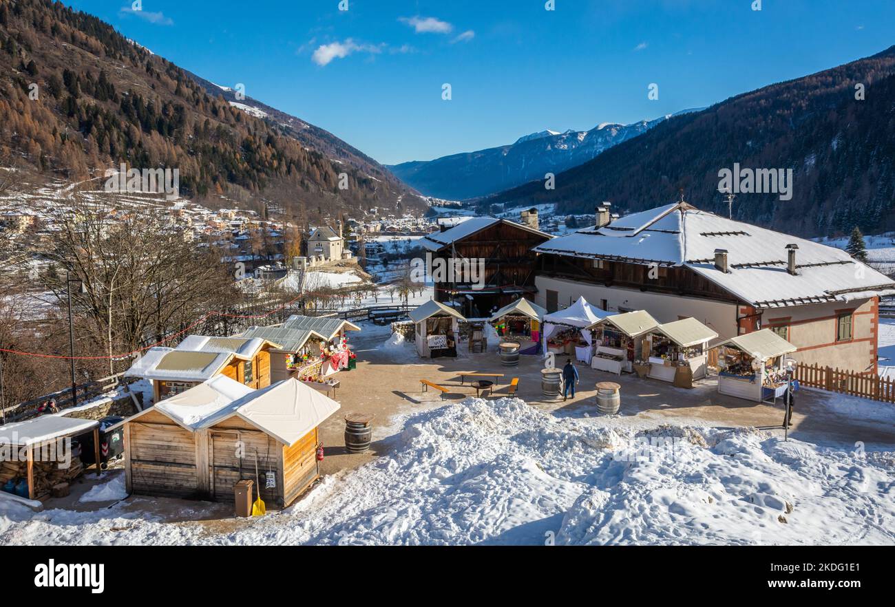 Ossana Dorf in Trentino-Südtirol, Norditalien während des Weihnachtsfestes - Weihnachtsmarkt in Ossana, Provinz Trient, Italien Stockfoto