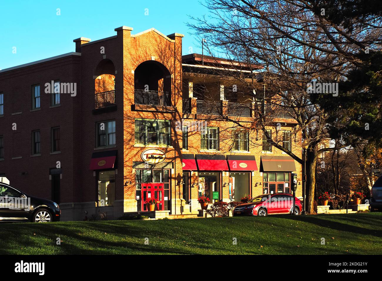 Skaneateles, New York, USA. 4. November 2022. Hübsches Backsteingebäude mit Talbots Bekleidungsgeschäft in Skaneateles, New york, an einem wunderschönen Herbsttag Stockfoto