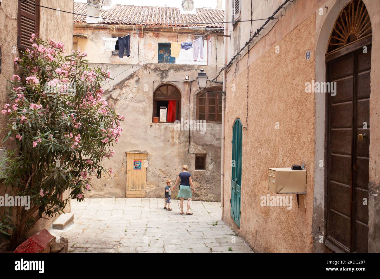 Fassade eines Hauses in der Stadt Ile Rousse Korsika Balagne Frankreich mit Menschen vorbei Stockfoto