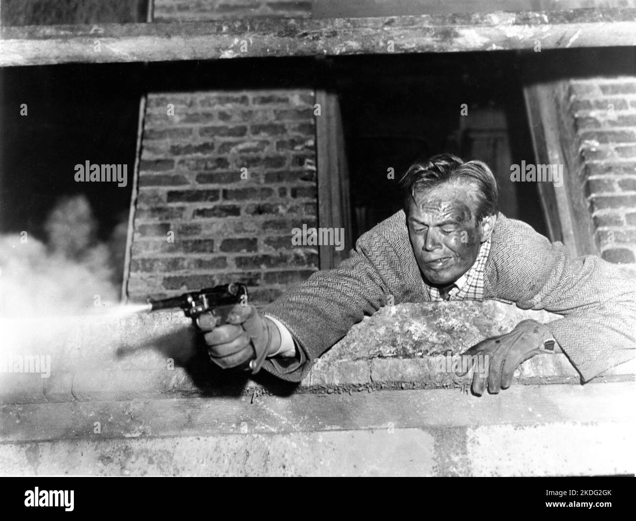 RICHARD WIDMARK feuert Pistole / Pistole auf DER STRASSE OHNE NAMEN 1948 Regisseur WILLIAM KEIGHLEY Original-Drehbuch Harry kleiner Produzent Samuel G. Engel Twentieth Century Fox Stockfoto