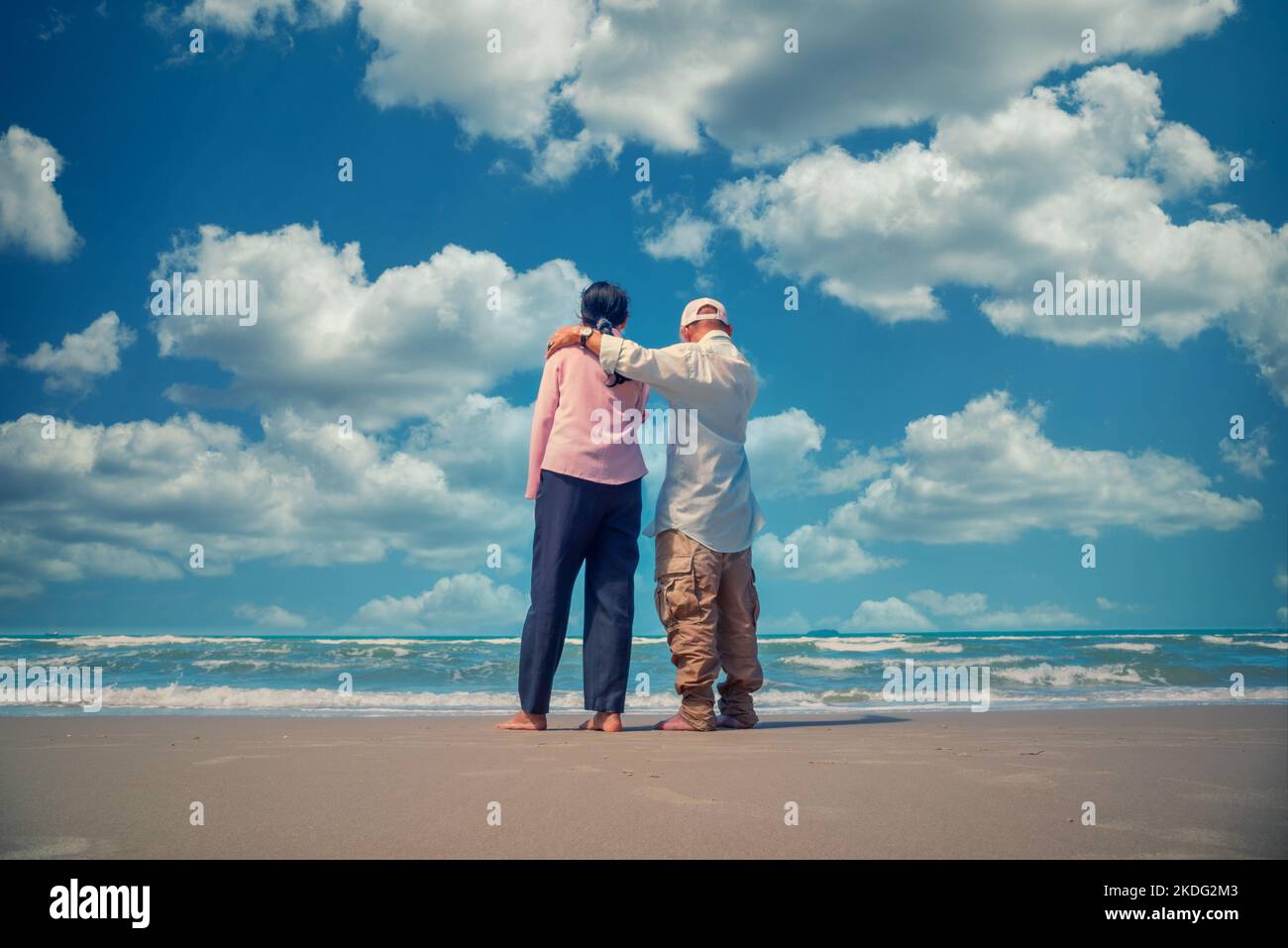 Eine Gruppe asiatischer Senioren, Männer und Frauen, die viel Spaß am Strand hatten Stockfoto