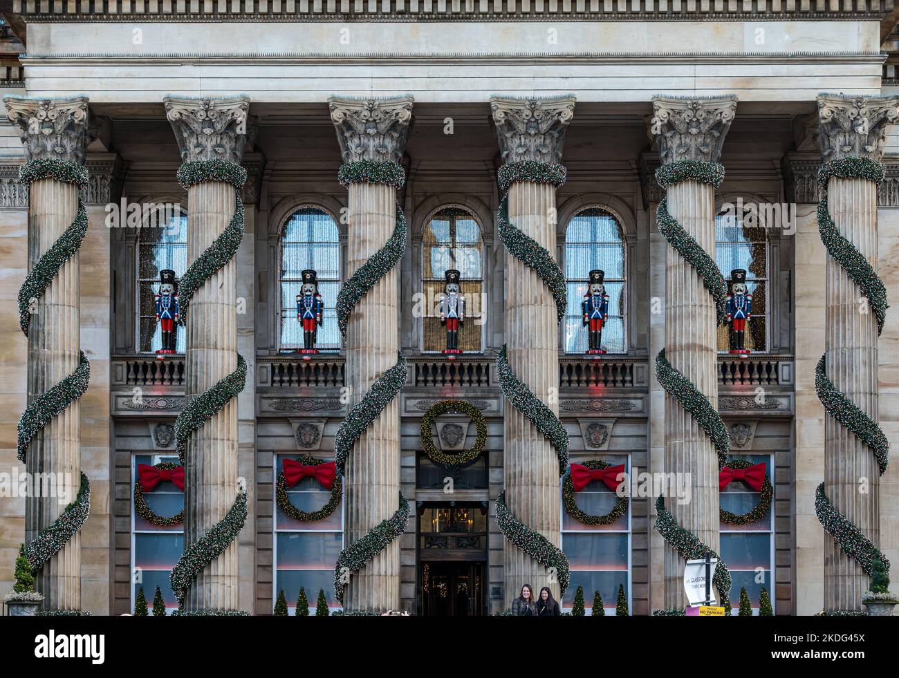 George Street, Edinburgh, Schottland, Großbritannien, 6.. November 2022. Dome Christmas Lights: Die traditionellen Weihnachtsdekorationen des Doms aus Girlanden und Nussknacker-Soldaten sind bereits an der Vorderseite des neoklassizistischen Gebäudes vorhanden. Kredit: Sally Anderson/Alamy Live Nachrichten Stockfoto