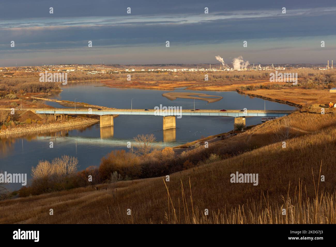 Interstate Highway 94 Grant Marsh Bridge über den Missouri River zwischen Bismarck und Mandan, ND. Die Marathon Ölraffinerie ist im Hintergrund. Stockfoto