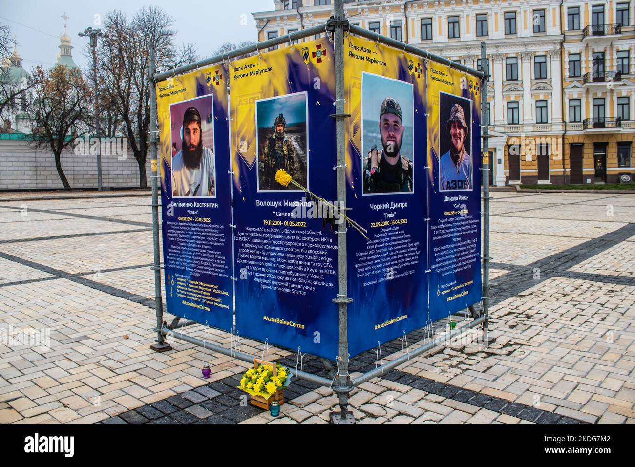 Asow-Regiment, Ausstellung „Engel der Mariupol“ in Kiew, der Hauptstadt der Ukraine. Die Ausstellung ist den Verteidigern der Asov-Einheit, WHO, gewidmet Stockfoto