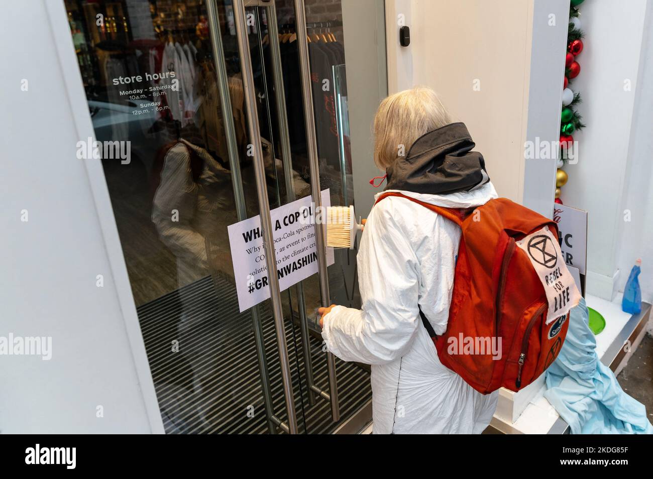 London, Großbritannien. 6. November 2022. Extinction Rebellion und Plastic Rebellion demonstrieren vor dem Coca-Cola-Laden in Covent Garden. Die Klimaaktivisten „dekorierten“ die Schaufenster mit Plakaten, die die Plastikverschmutzung des Unternehmens nach der Coca-Cola-Patenschaft von COP27 hervorheben. Quelle: Andrea Domeniconi/Alamy Live News Stockfoto