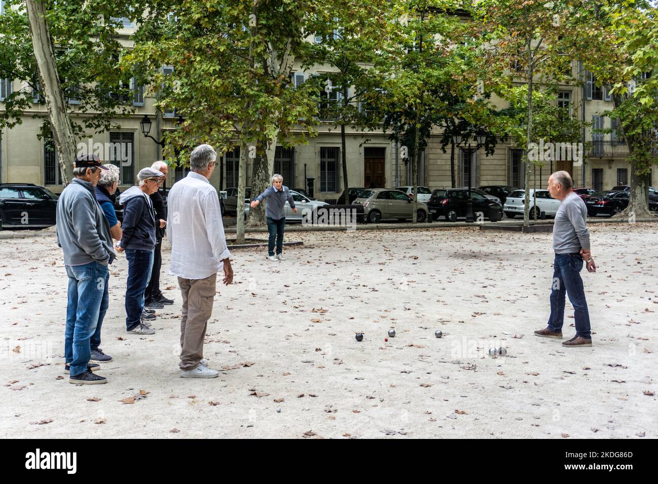 Eine Gruppe von Männern spielt Boule in Nímes France. Stockfoto