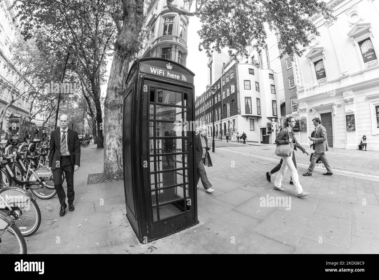 Londoner Telefonzelle in Schwarz-Weiß Stockfoto