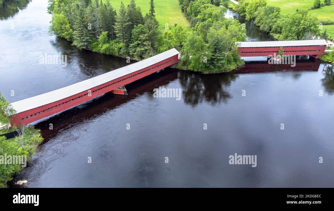 Ferme-Rouge (Mont-Laurier) zwei überdachte Brücken. Erbaut 1903 über dem Fluss Lievre. Laurentides, Quebec, Kanada. Stockfoto