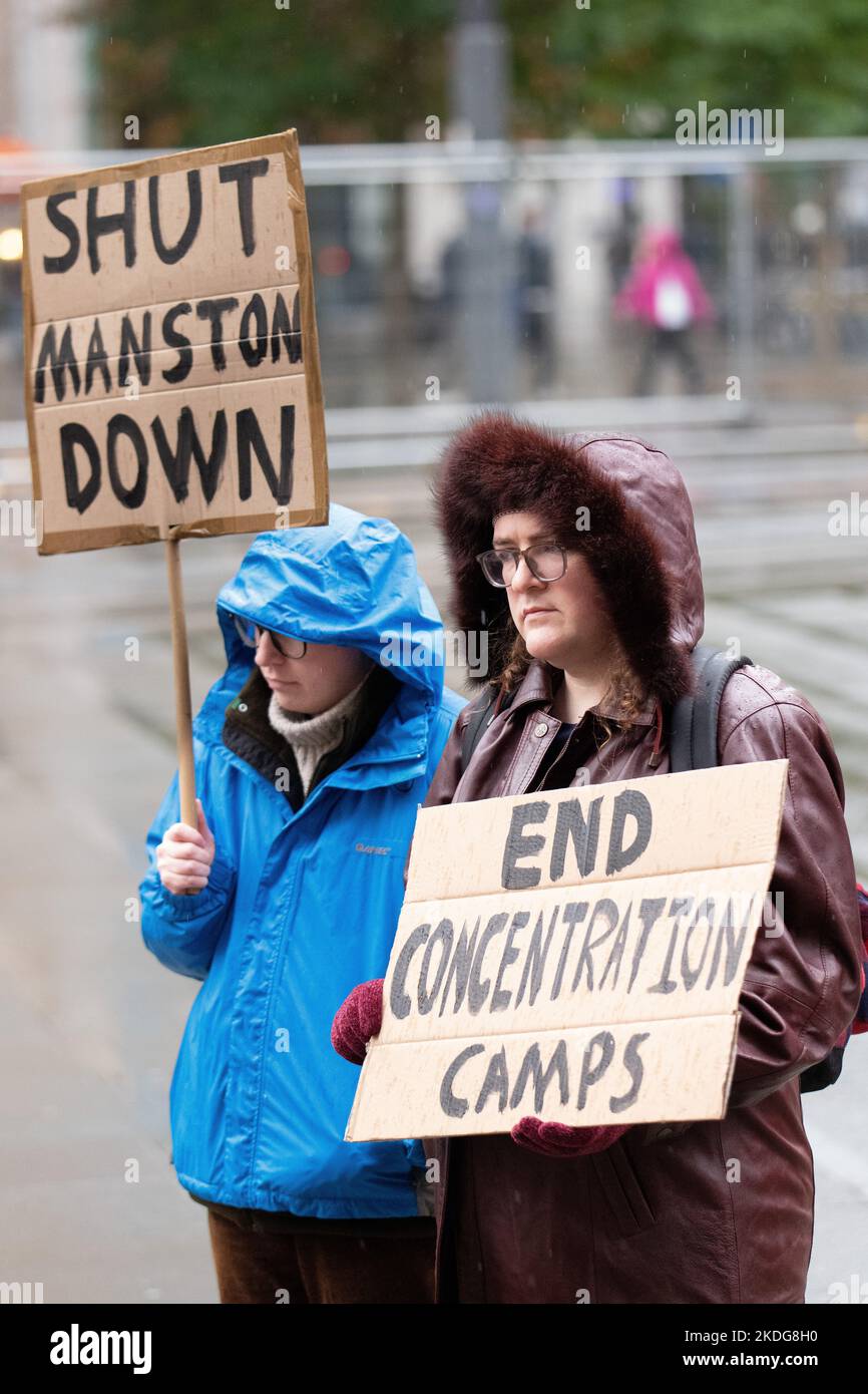 Demonstranten demonstrieren auf dem Manchester St. Peter's Square und fordern die Schließung des Manston Immigrationszentrums in der Nähe von Ramsgate in Kent. VEREINIGTES KÖNIGREICH. Charlie Taylor, Chefinspektor der Gefängnisse, sagte, dass eine Inspektion des Manston Short-term Holding Centers im Juli frühe Anzeichen von Risiken aufzeigte, die eintreten, einschließlich der weit längeren Haft von Asylbewerbern, als dies für den Standort angemessen war. Picture: Garyroberts/worldwidefeatures.com Stockfoto