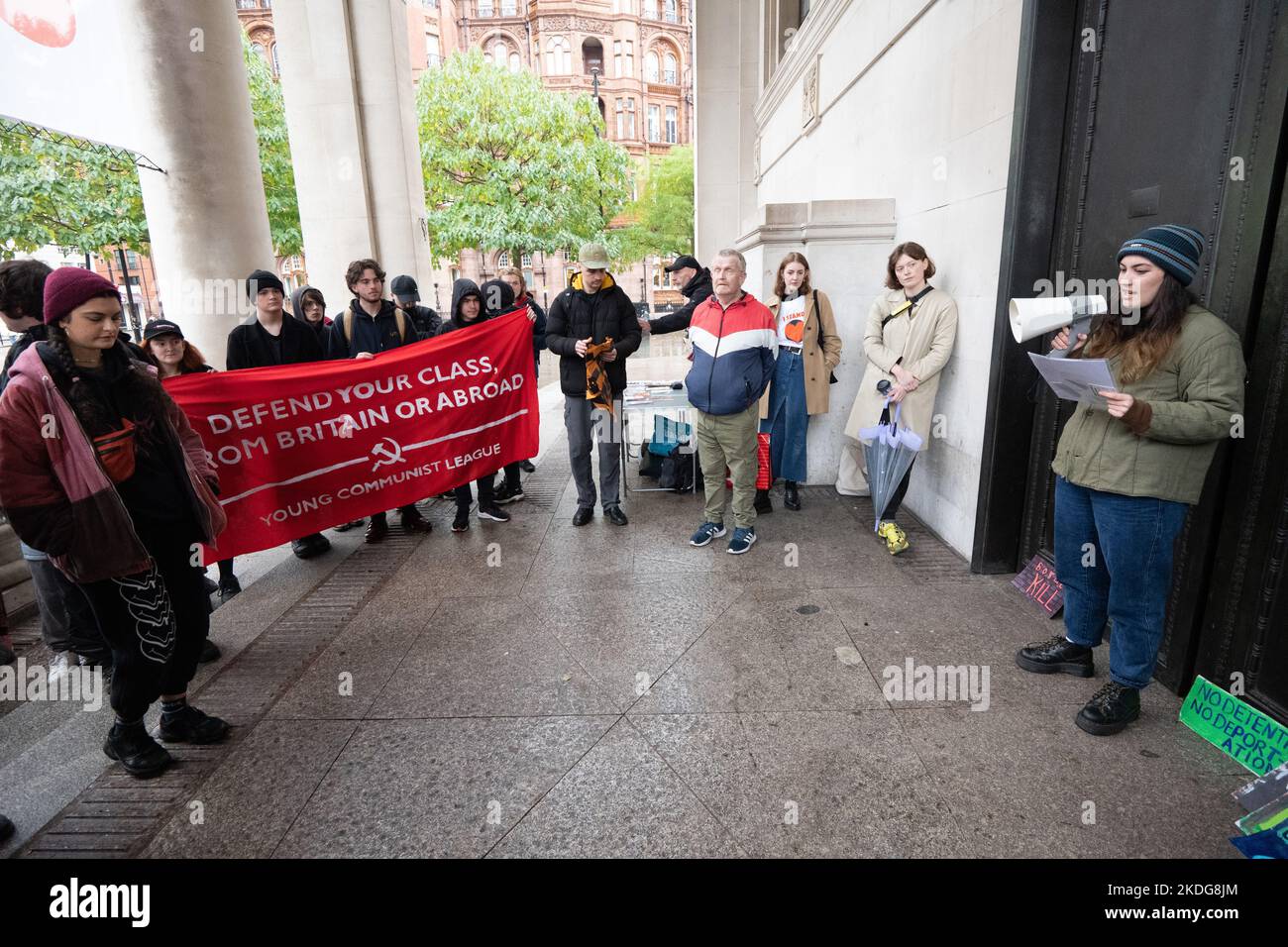 Demonstranten demonstrieren auf dem Manchester St. Peter's Square und fordern die Schließung des Manston Immigrationszentrums in der Nähe von Ramsgate in Kent. VEREINIGTES KÖNIGREICH. Charlie Taylor, Chefinspektor der Gefängnisse, sagte, dass eine Inspektion des Manston Short-term Holding Centers im Juli frühe Anzeichen von Risiken aufzeigte, die eintreten, einschließlich der weit längeren Haft von Asylbewerbern, als dies für den Standort angemessen war. Picture: Garyroberts/worldwidefeatures.com Stockfoto