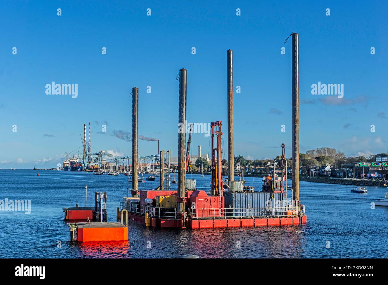 Ein Bagger bei der Arbeit im Hafen von Dublin, Dublin, Irland. Stockfoto
