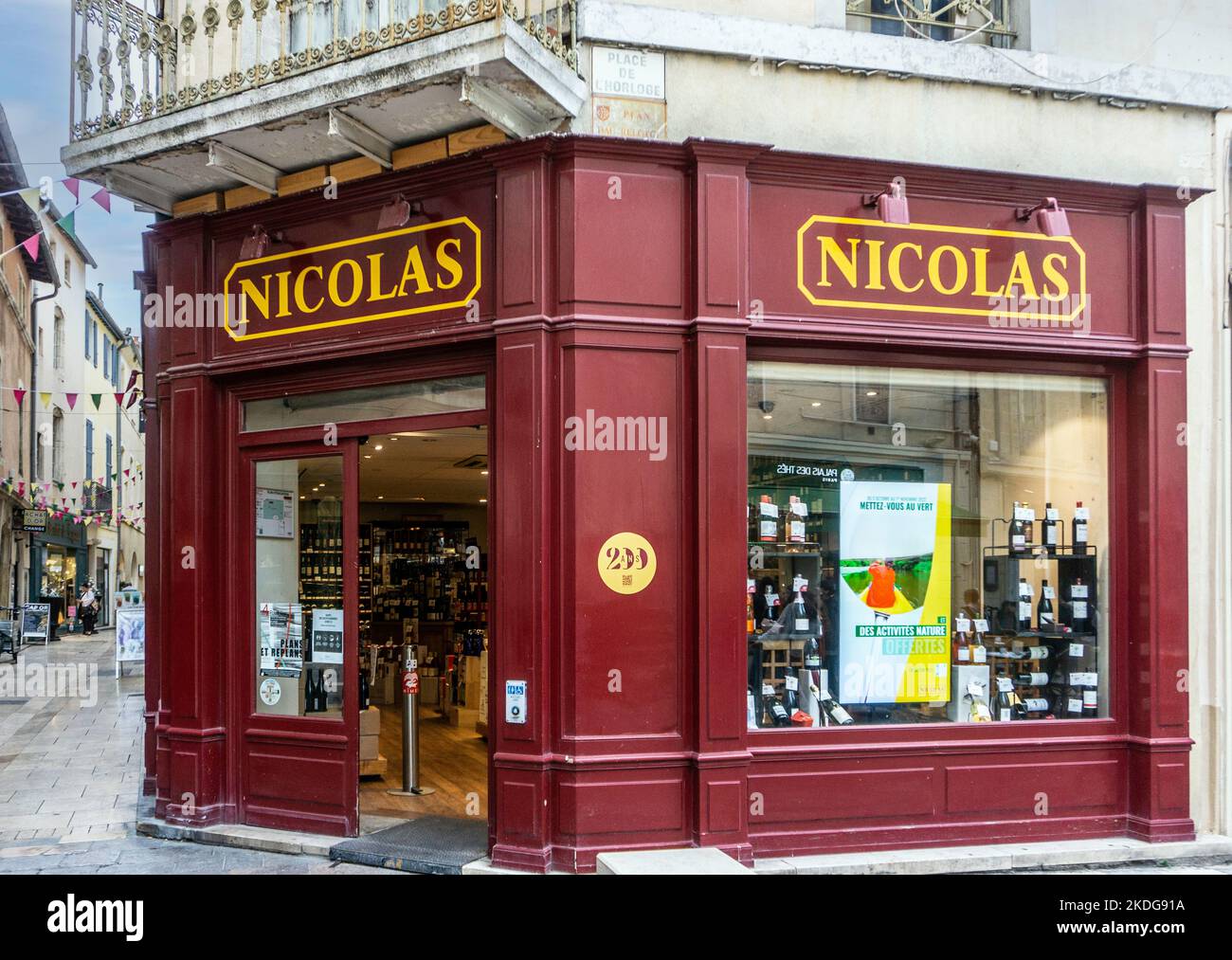 Eine Filiale des Weinhauses Nicolas in Nímes, Frankreich. Stockfoto