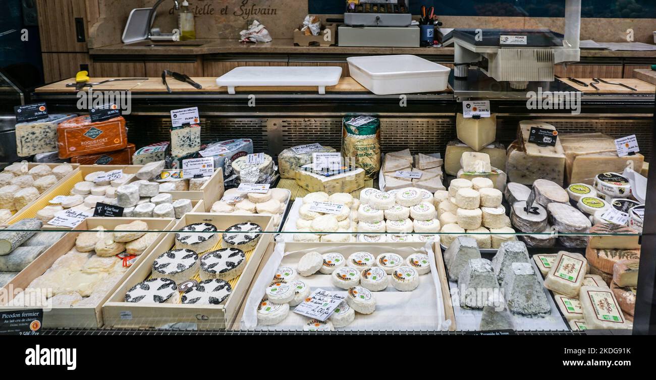 Eine Käsetheke in Les Halles. De Nímes, Nimes, Frankreich, Ein großer Hallenmarkt mit über 100 Verkaufsständen. Stockfoto