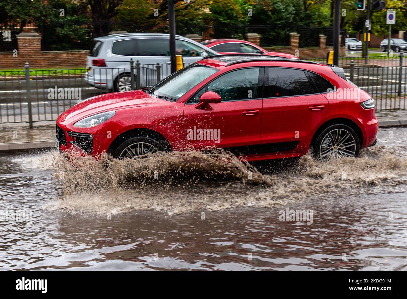 Massiver Regenguss nach nächtem Sturm.Autos waten durch mindestens einen Fuß Wasser.Glücklicherweise sind alle Autos 4-Rad-Antrieb, so dass sie gut mit Flut zu bewältigen. Stockfoto