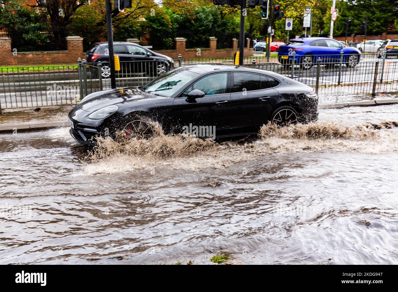 Massiver Regenguss nach nächtem Sturm.Autos waten durch mindestens einen Fuß Wasser.Glücklicherweise sind alle Autos 4-Rad-Antrieb, so dass sie gut mit Flut zu bewältigen. Stockfoto