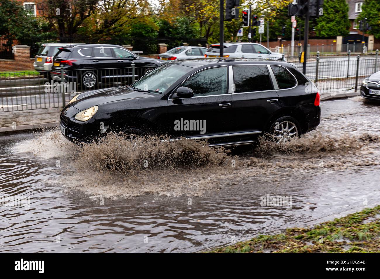 Massiver Regenguss nach nächtem Sturm.Autos waten durch mindestens einen Fuß Wasser.Glücklicherweise sind alle Autos 4-Rad-Antrieb, so dass sie gut mit Flut zu bewältigen. Stockfoto