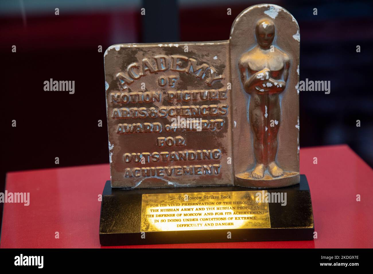 Moskau, Russland. 6.. November 2022 die erste Oscar-Preisstatuette der UdSSR für den Dokumentarfilm "Moskau schlägt zurück" ist im Freilichtmuseum zu sehen, das der Geschichte der Verteidigung Moskaus auf dem Roten Platz in Russland gewidmet ist. Moskau schlägt zurück ist eine sowjetische Kriegsdokumentation über die Schlacht von Moskau, die während der Schlacht von Oktober 1941 - Januar 1942 unter der Regie von Ilya Kopalin und Leonid Varlamov gemacht wurde. Es war einer von vier Filmen, die 1942 mit dem Academy Award für den besten Dokumentarfilm ausgezeichnet wurden. Nikolay Vinokurov/Alamy Live News Stockfoto