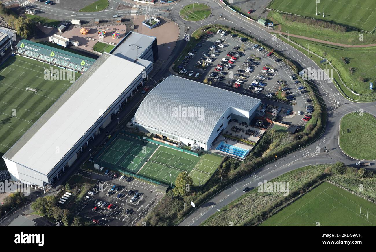 Luftaufnahme des Worcester Warriors Rugby Club Stadions & Einrichtungen & des angrenzenden David Lloyd Gym in Sixways in Worcestershire, England. Stockfoto