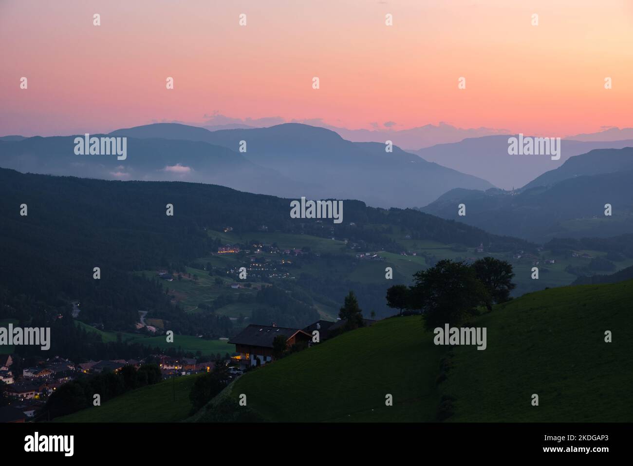 Blick von der Bergstadt Seis auf das Eisacktal bei Sonnenuntergang in Südtirol Italien. Stockfoto