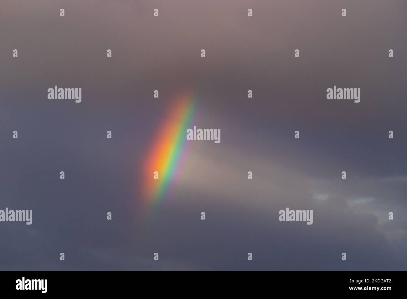 Teilweiser Regenbogen in den Wolken über der Westküste Schottlands Stockfoto
