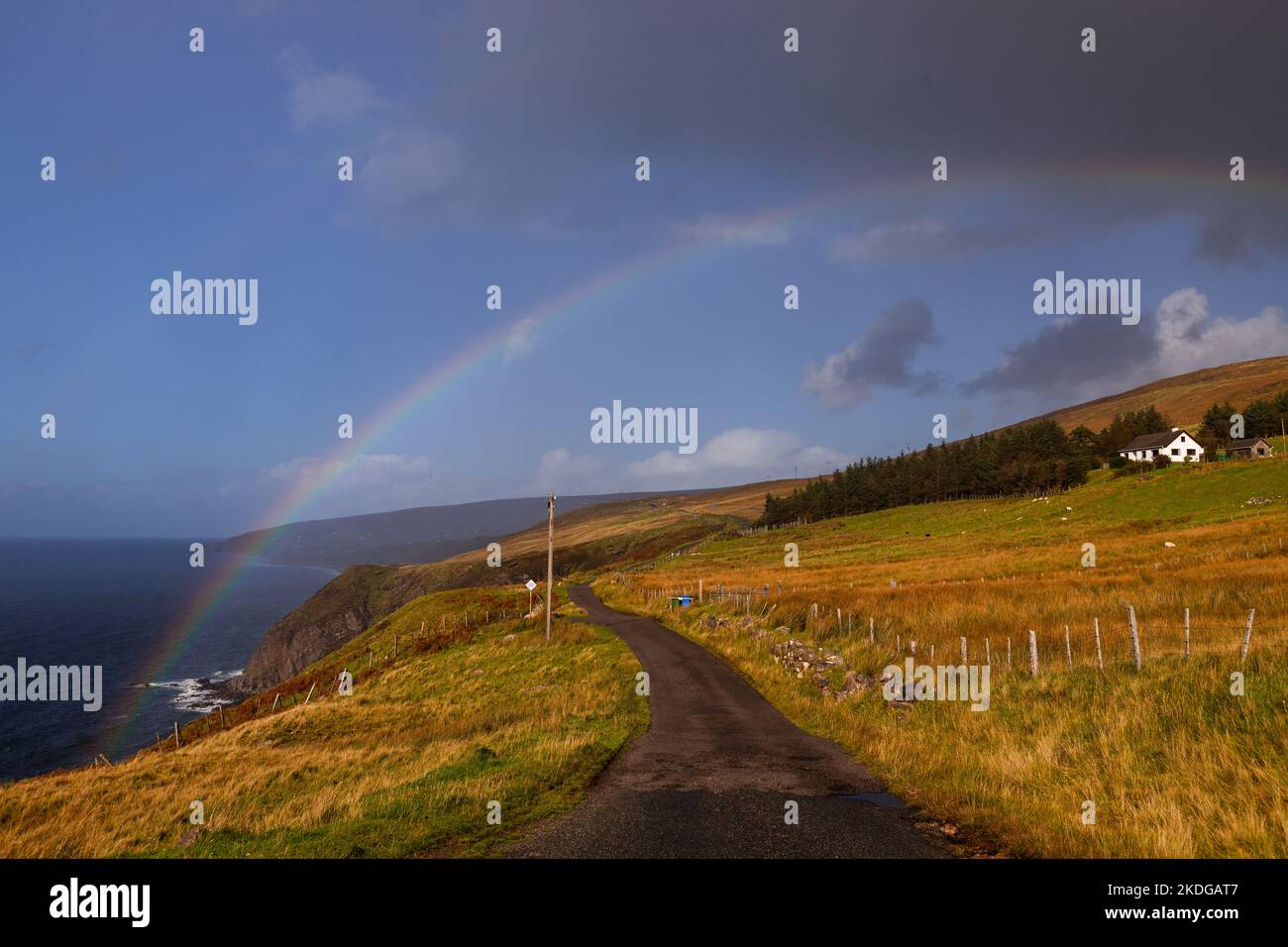 Regenbogen über Aultgrishan an der atlantischen Westküste Schottlands Stockfoto