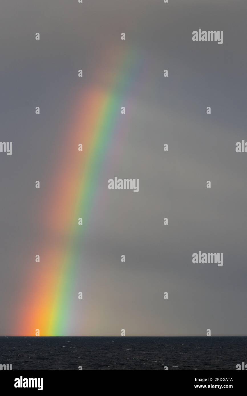 Regenbogen über dem Atlantik vor der Westküste Schottlands Stockfoto