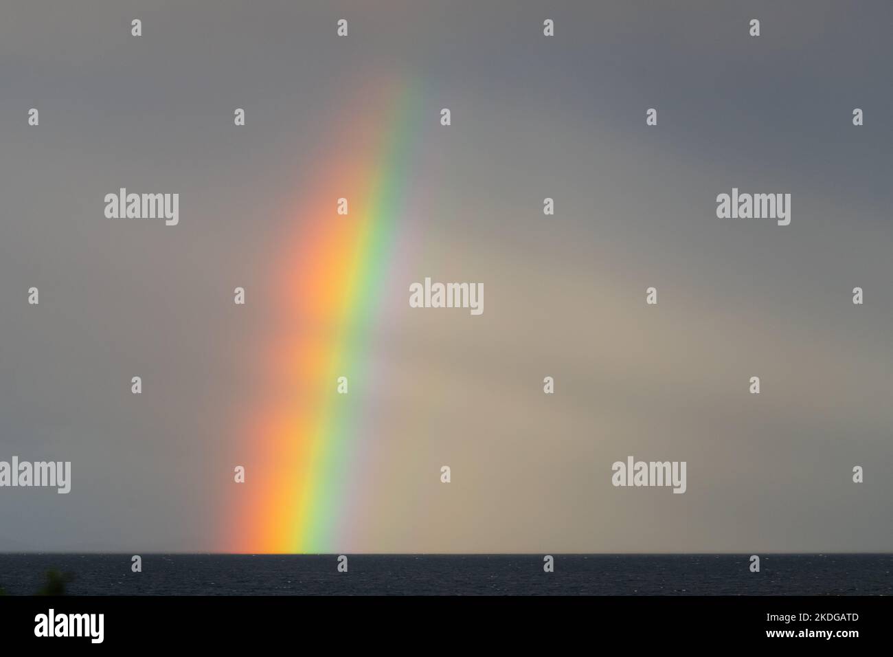 Regenbogen über dem Atlantik vor der Westküste Schottlands Stockfoto