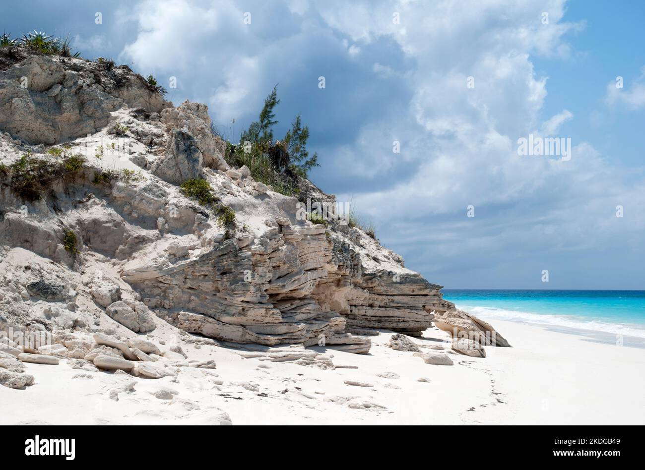 Die erodierte Felsformation und ein farbenfroher Strand auf der unbewohnten Insel Half Moon Cay (Bahamas). Stockfoto