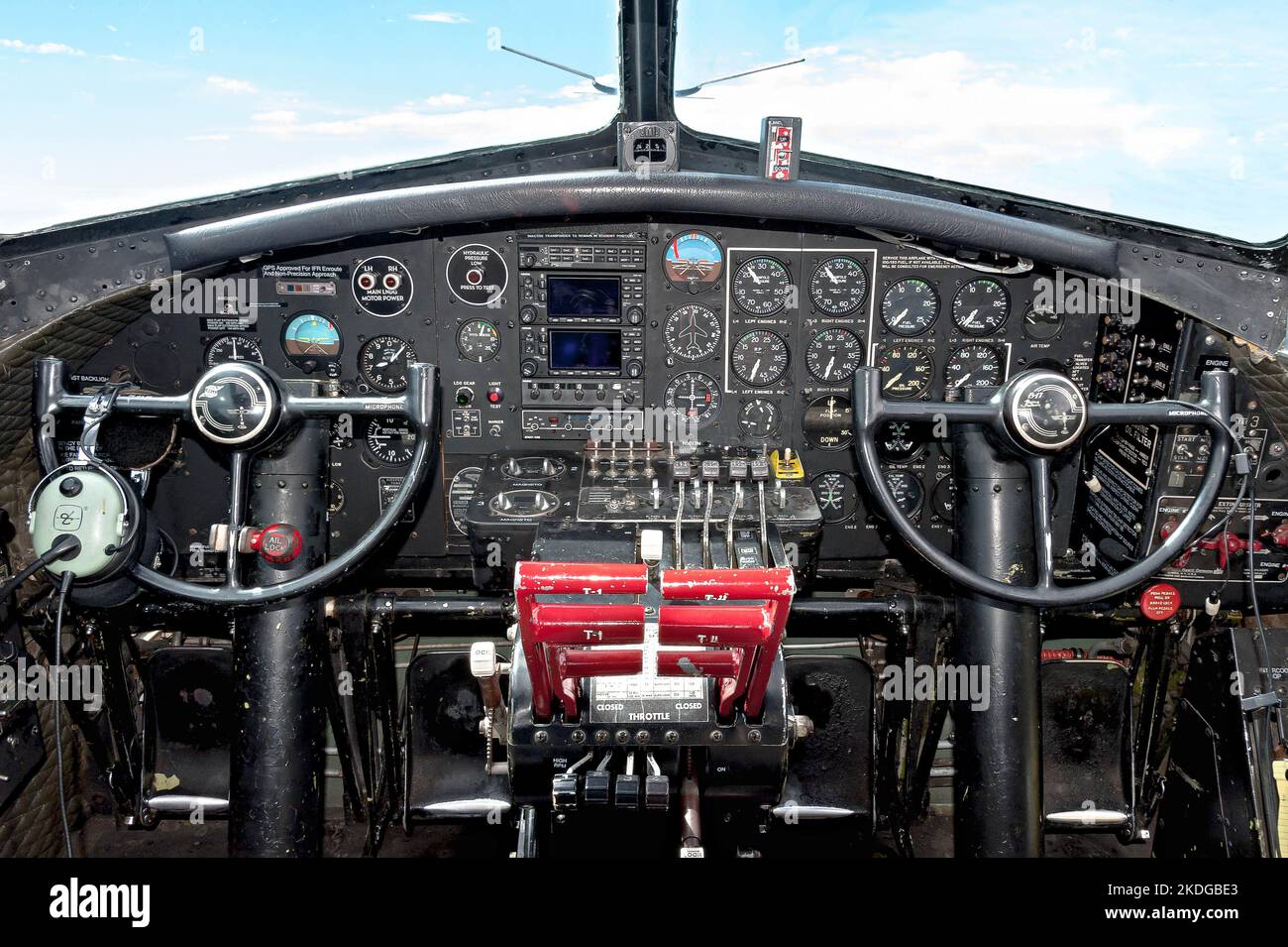 Flagstaff, Arizona, USA - 05. April 2011 - Cockpit-Ansicht des Instrumentenbretts eines B17 Flying Fortress Bomber Aluminium bewölktes USAF WWII Flugzeug du Stockfoto