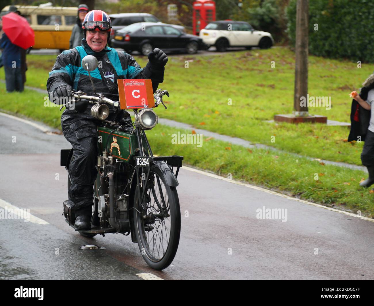 Staplefield, Großbritannien. 06.. November 2021. Während des historischen Veteran Car Run von London nach Brighton kämpfen die Teilnehmer in ihren Oldtimern gegen das Wetter. Der Lauf hat bei Sonnenaufgang vom Hyde Park in London aus gestartet und macht seine Reise nach Brighton an der Küste von Sussex. Quelle: Uwe Deffner/Alamy Live News Stockfoto