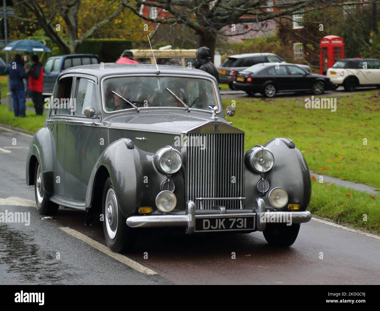 Staplefield, Großbritannien. 06.. November 2021. Während des historischen Veteran Car Run von London nach Brighton kämpfen die Teilnehmer in ihren Oldtimern gegen das Wetter. Der Lauf hat bei Sonnenaufgang vom Hyde Park in London aus gestartet und macht seine Reise nach Brighton an der Küste von Sussex. Quelle: Uwe Deffner/Alamy Live News Stockfoto