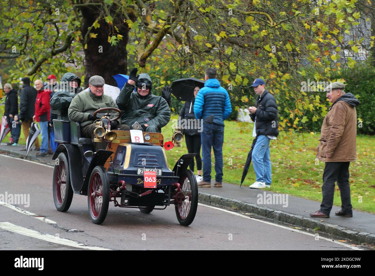Staplefield, Großbritannien. 06.. November 2021. Während des historischen Veteran Car Run von London nach Brighton kämpfen die Teilnehmer in ihren Oldtimern gegen das Wetter. Der Lauf hat bei Sonnenaufgang vom Hyde Park in London aus gestartet und macht seine Reise nach Brighton an der Küste von Sussex. Quelle: Uwe Deffner/Alamy Live News Stockfoto