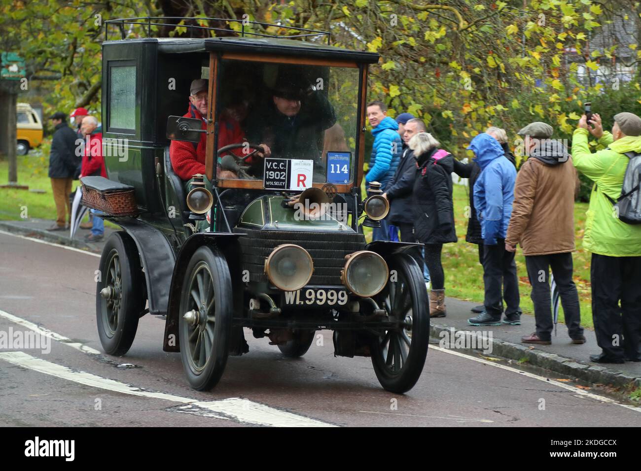 Staplefield, Großbritannien. 06.. November 2021. Während des historischen Veteran Car Run von London nach Brighton kämpfen die Teilnehmer in ihren Oldtimern gegen das Wetter. Der Lauf hat bei Sonnenaufgang vom Hyde Park in London aus gestartet und macht seine Reise nach Brighton an der Küste von Sussex. Quelle: Uwe Deffner/Alamy Live News Stockfoto