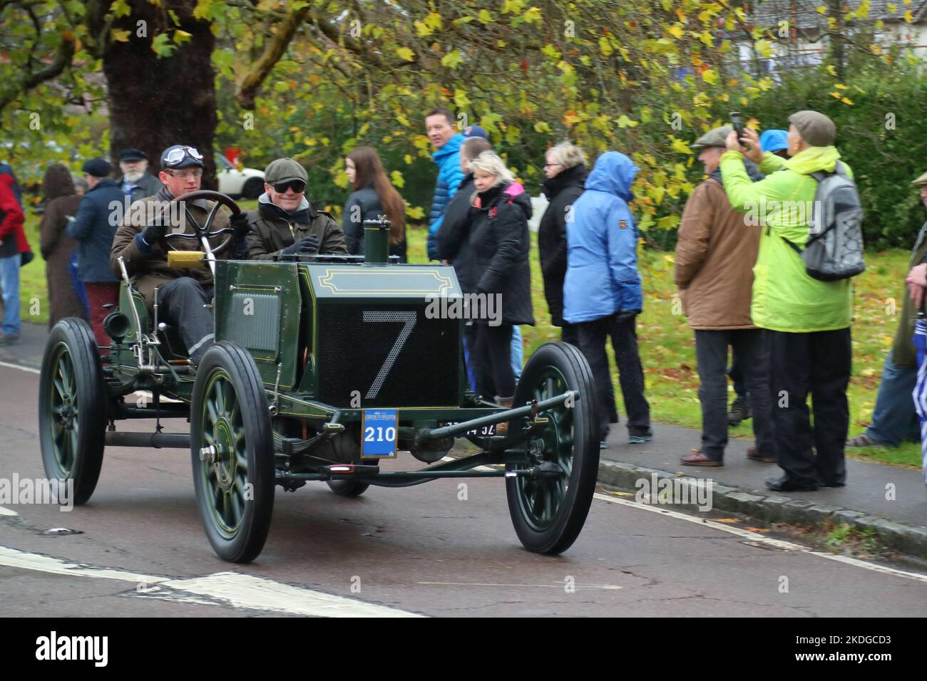 Staplefield, Großbritannien. 06.. November 2021. Während des historischen Veteran Car Run von London nach Brighton kämpfen die Teilnehmer in ihren Oldtimern gegen das Wetter. Der Lauf hat bei Sonnenaufgang vom Hyde Park in London aus gestartet und macht seine Reise nach Brighton an der Küste von Sussex. Quelle: Uwe Deffner/Alamy Live News Stockfoto