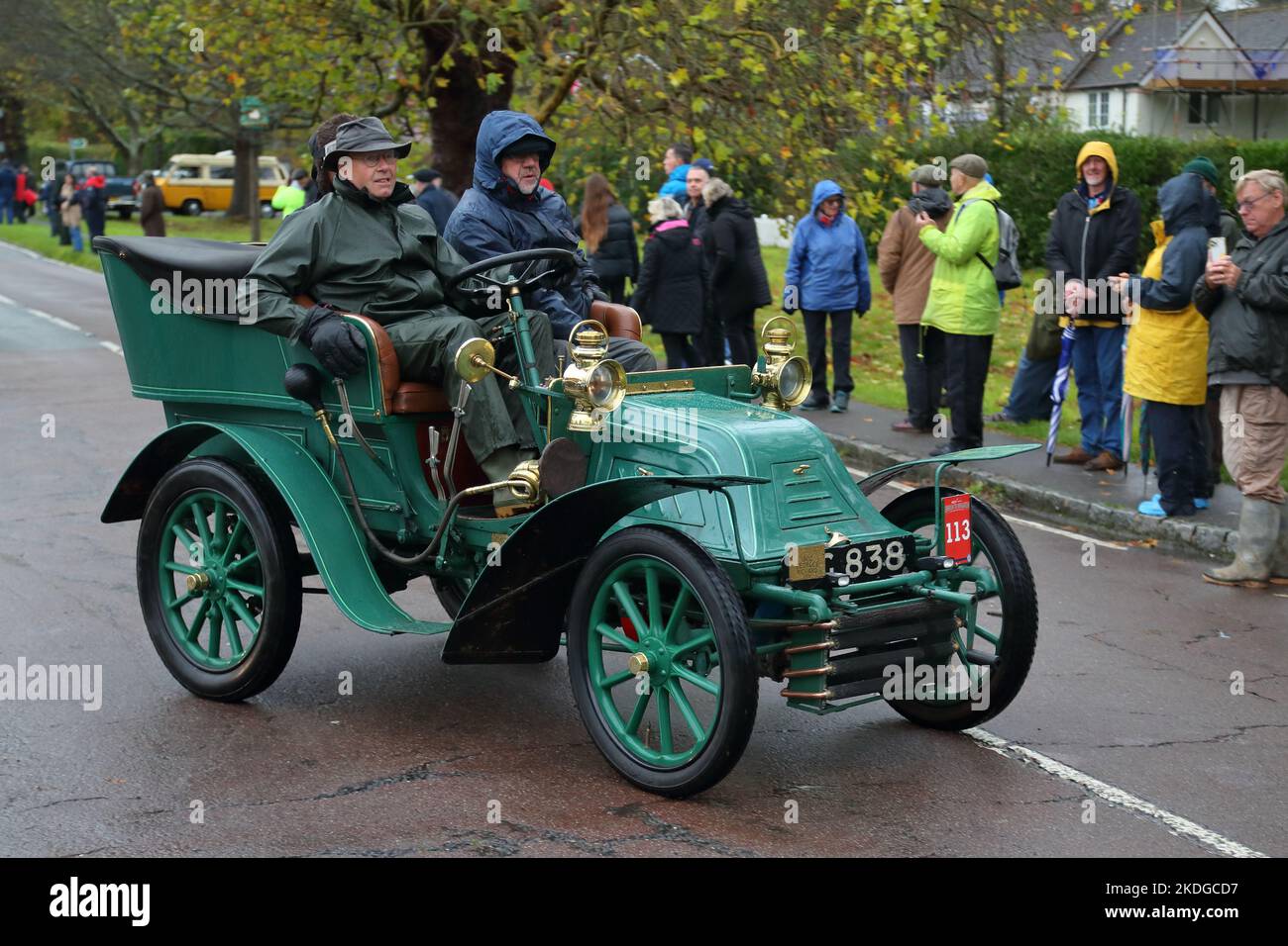Staplefield, Großbritannien. 06.. November 2021. Während des historischen Veteran Car Run von London nach Brighton kämpfen die Teilnehmer in ihren Oldtimern gegen das Wetter. Der Lauf hat bei Sonnenaufgang vom Hyde Park in London aus gestartet und macht seine Reise nach Brighton an der Küste von Sussex. Quelle: Uwe Deffner/Alamy Live News Stockfoto