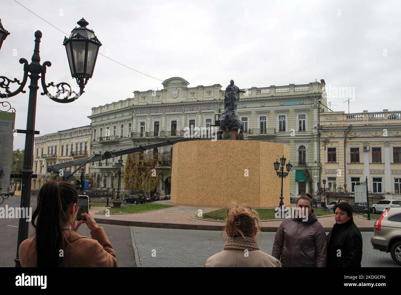 Die Passanten sehen hinter dem Denkmal der Katharina 2 auf dem Jekaterinskaja-Platz. Der Bürgermeister der Stadt Odessa, Gennady Trukhanov, hält es für notwendig, das Thema auf die nächste Sitzung des stadtrates zu bringen, um für den Abriss des Denkmals zu stimmen. Stockfoto